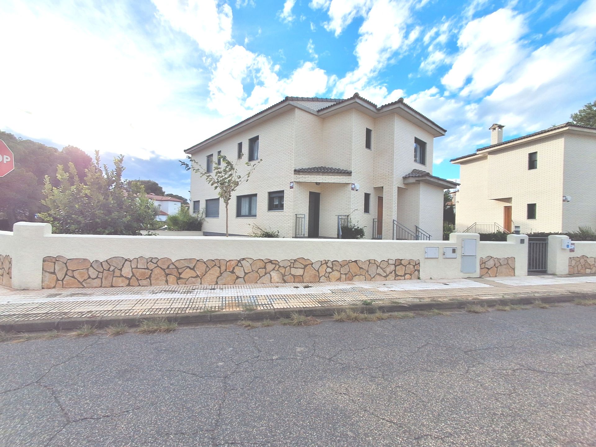 Exterior view of Single-family semi-detached for sale in Mont-roig del Camp  with Air Conditioner, Private garden and Terrace