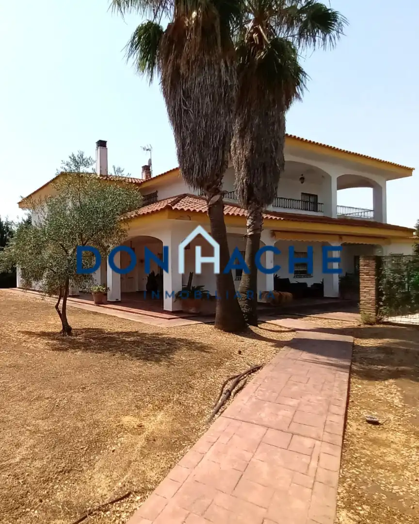 Xalet amb piscina en venda a Golf Guadiana
