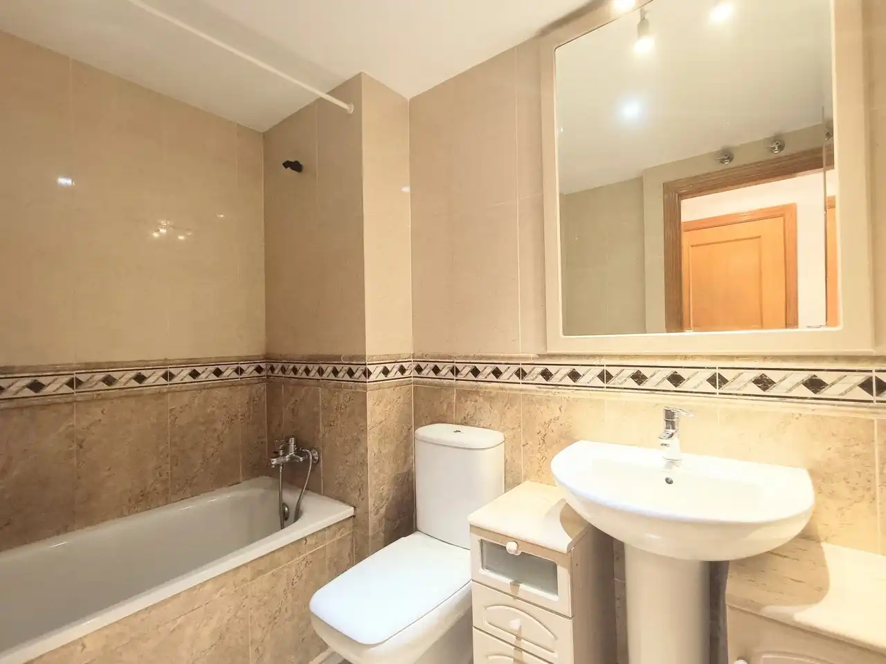 Bathroom of Flat for rent in Madrid  with Heating, Parquet flooring and Storage room