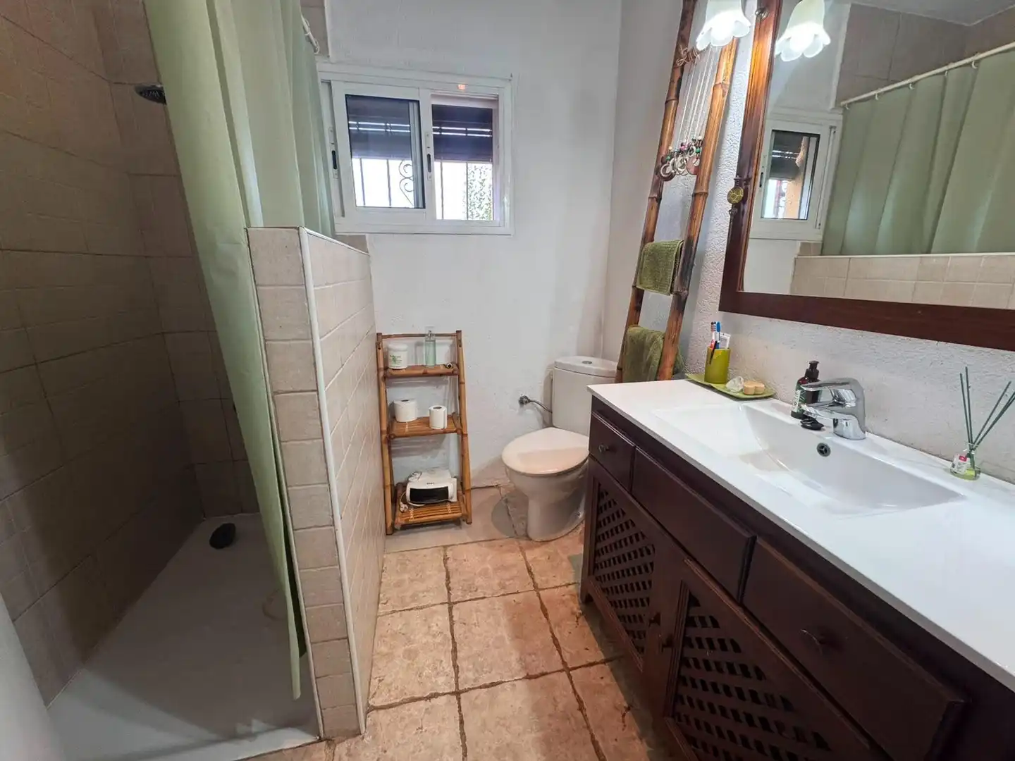 Bany de Casa o xalet en venda en Caldes de Malavella amb Aire condicionat, Calefacció i Jardí privat