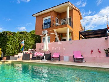 House with pool for sale in Calle Menahem Begin 9