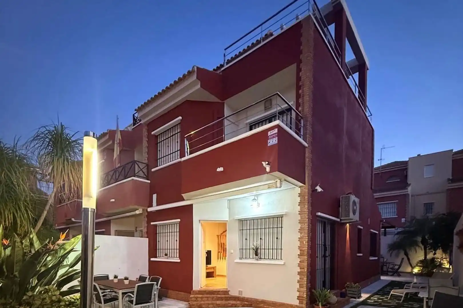 Vista exterior de Casa adosada en venda en Pilar de la Horadada amb Balcó