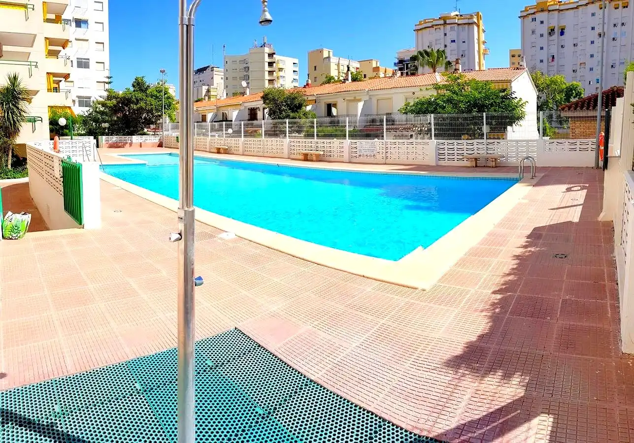 Piscina de Apartament de lloguer en Gandia amb Aire condicionat, Parquet i Terrassa