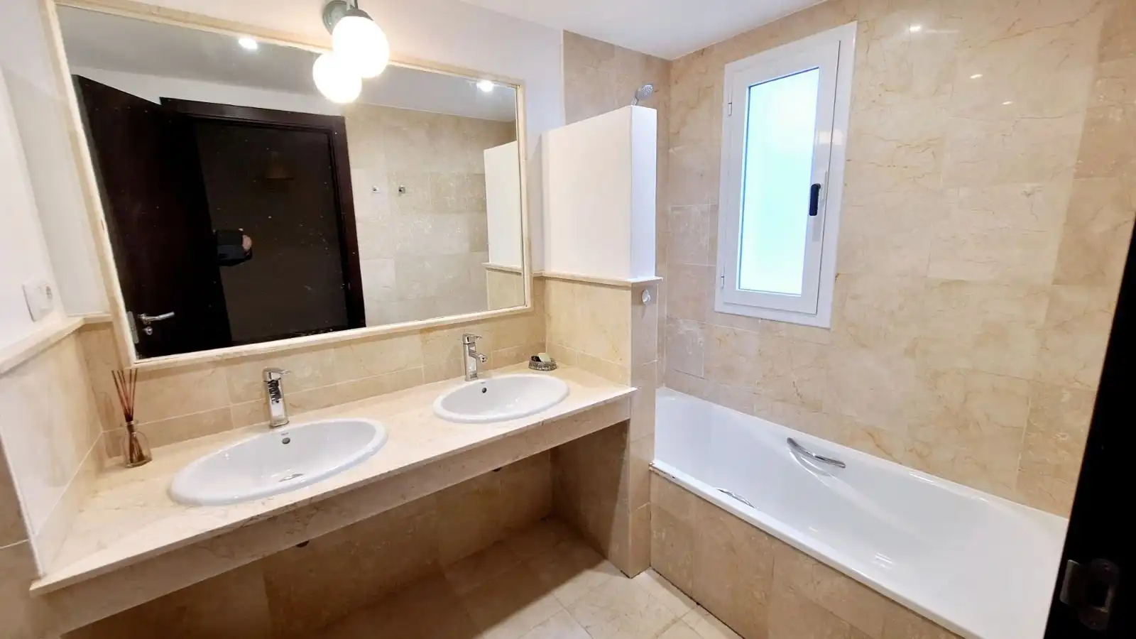 Badezimmer von Einfamilien-Reihenhaus zum Verkauf in Manilva mit Klimaanlage, Heizung und Privatgarten