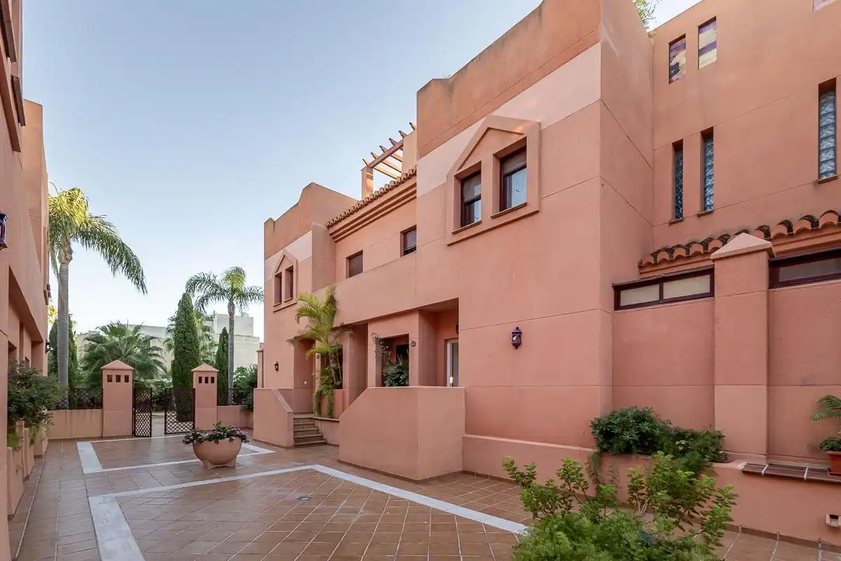 Vista exterior de Casa adosada en venta en Motril con Terraza, Balcón y Piscina comunitaria