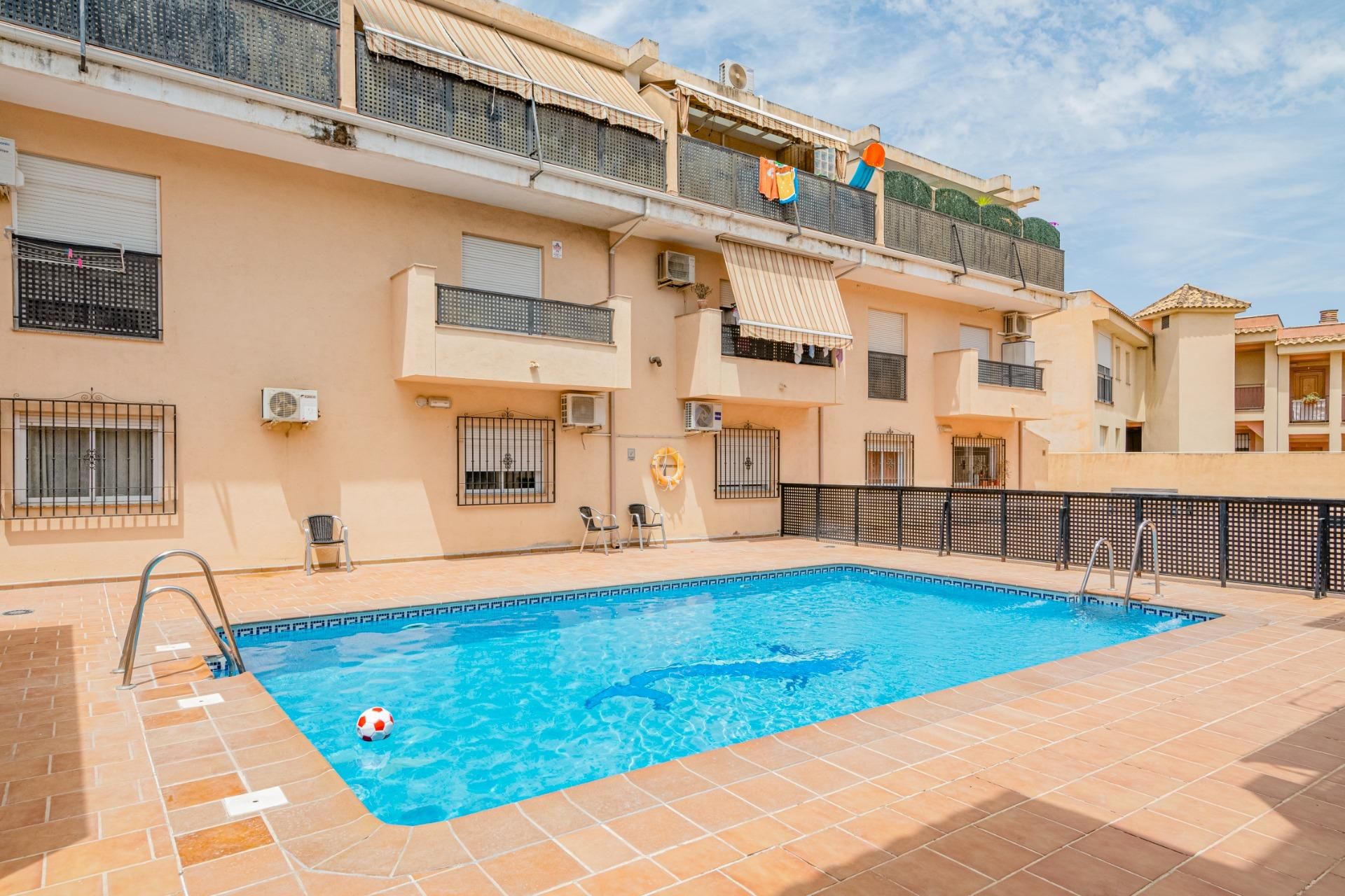 Piscina de Pis en venda en Las Gabias amb Aire condicionat