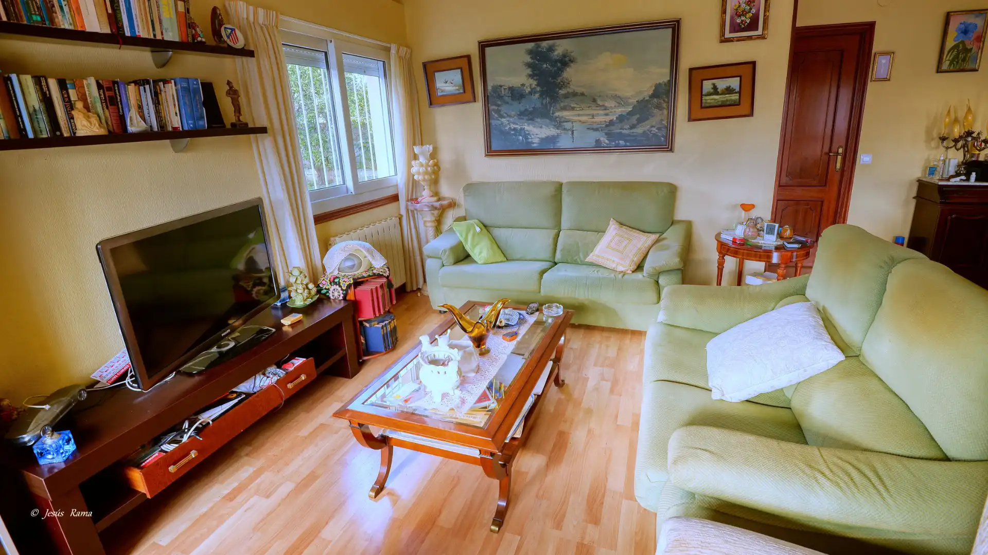 Sala d'estar de Casa o xalet en venda en Oleiros amb Jardí privat, Traster i Moblat