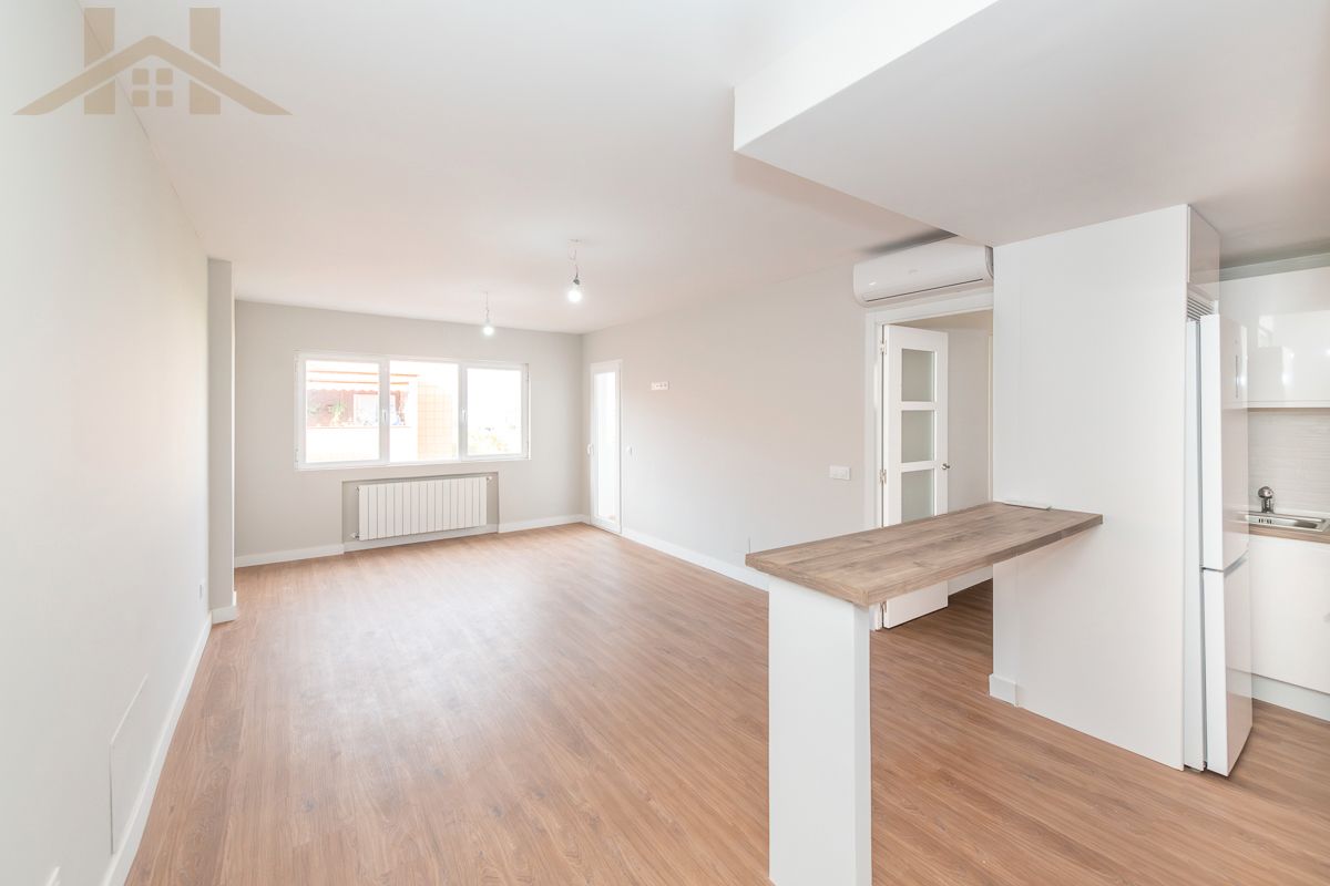 Sala d'estar de Àtic en venda en Valdemoro amb Aire condicionat, Calefacció i Parquet