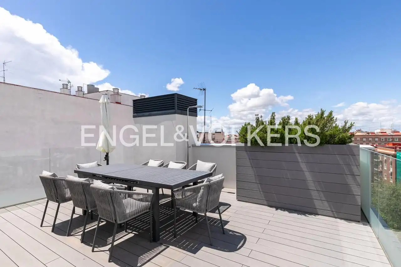 Terrasse von Wohnung zur Miete in  Madrid Capital mit Klimaanlage, Heizung und Abstellraum