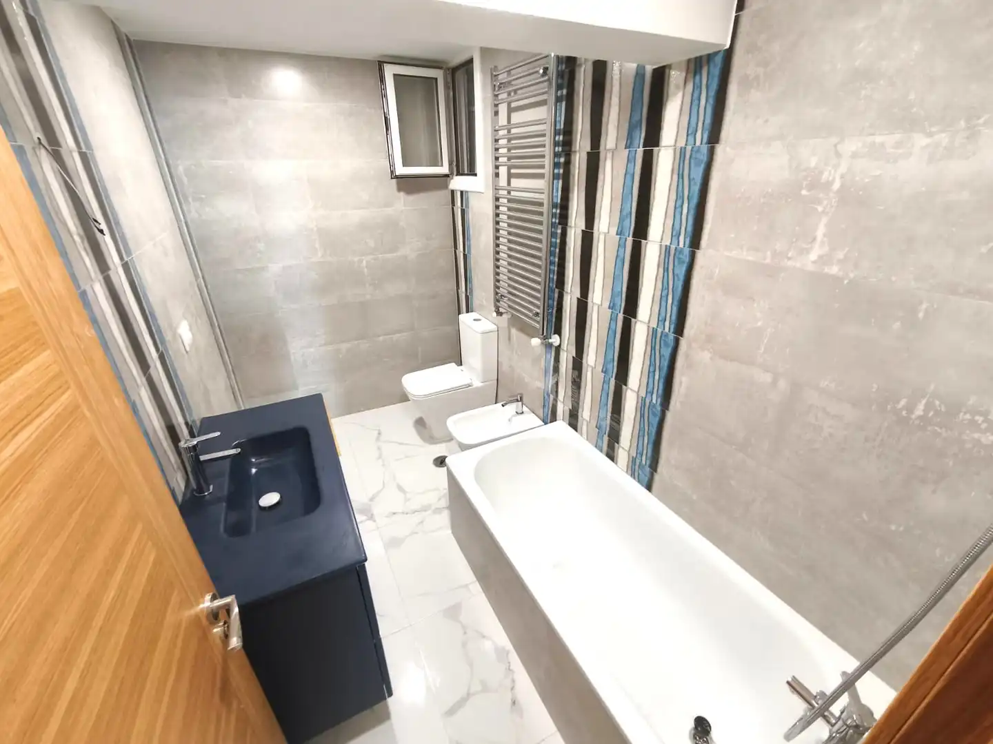 Bathroom of Flat for rent in Vigo   with Parquet flooring, Terrace and Storage room