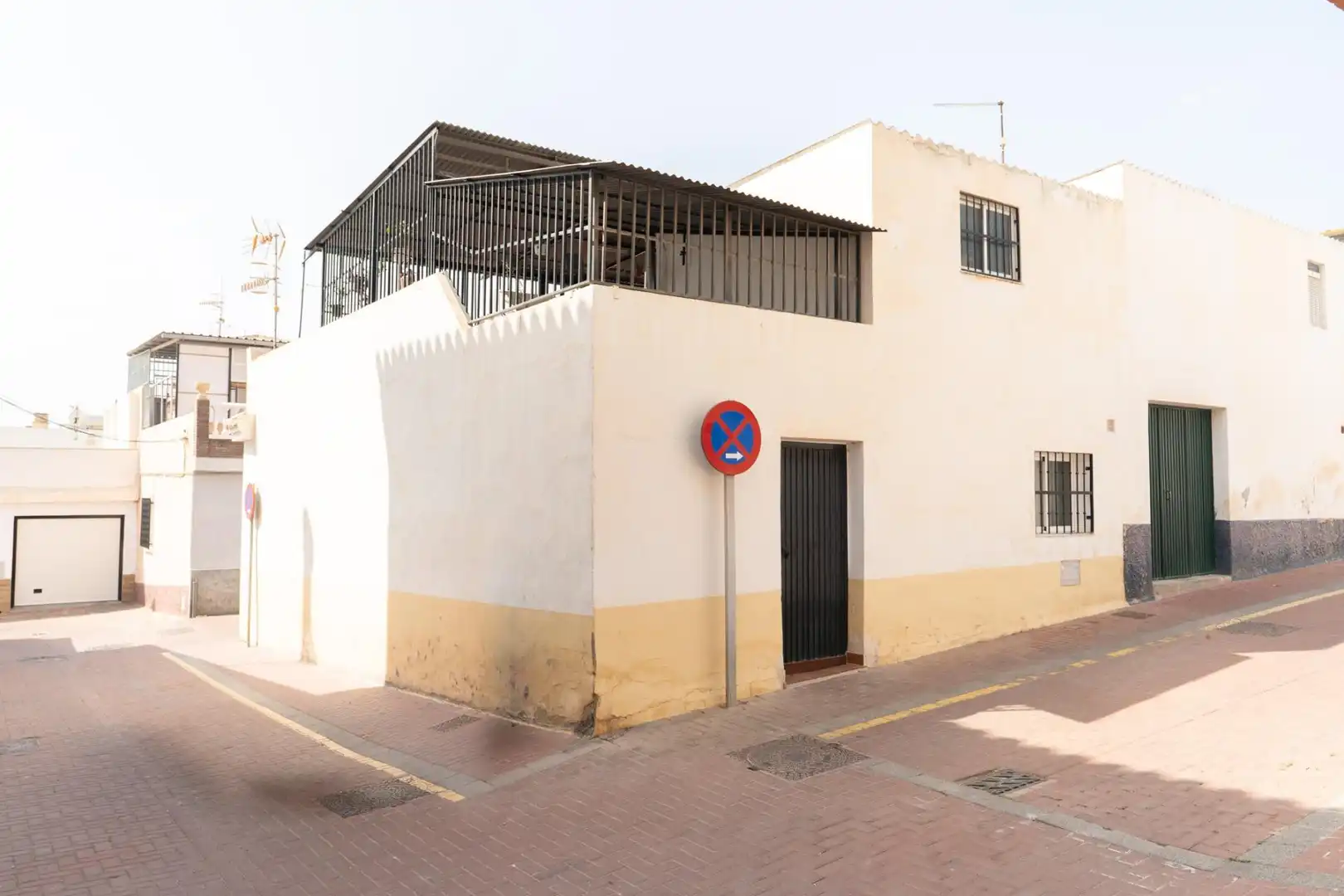 Vista exterior de Casa o xalet en venda en Motril amb Aire condicionat i Terrassa