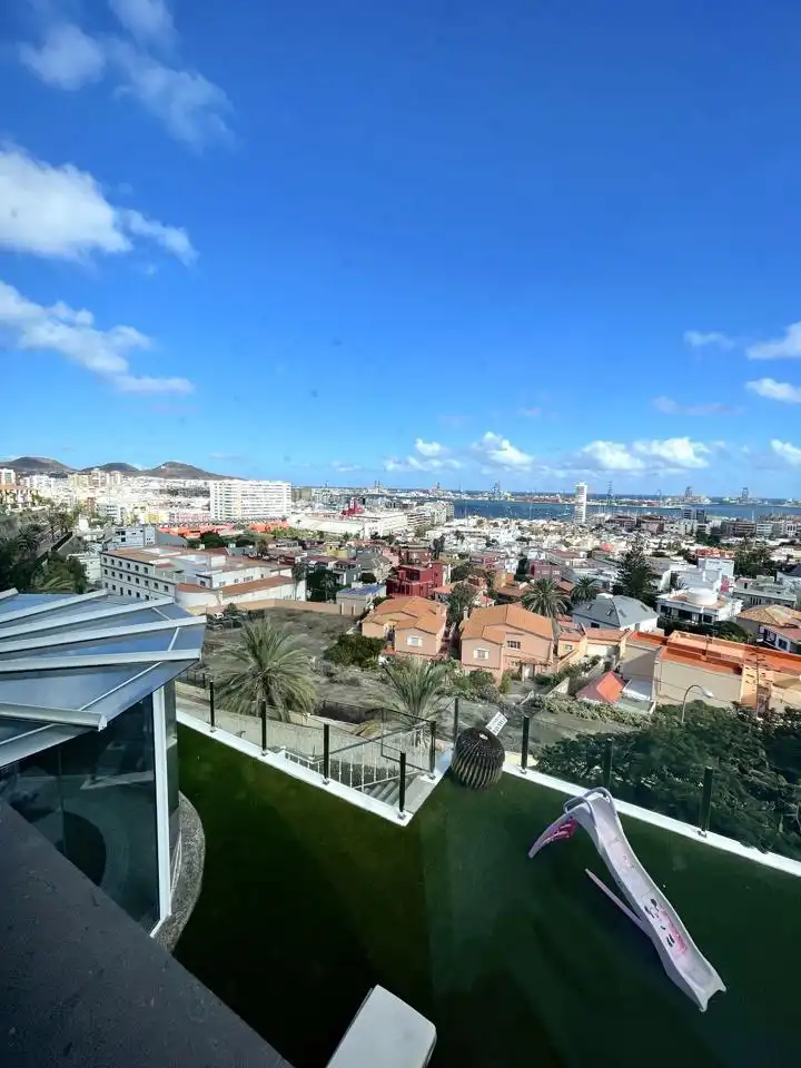 Vista exterior de Casa o xalet en venda en Las Palmas de Gran Canaria amb Jardí privat, Terrassa i Piscina