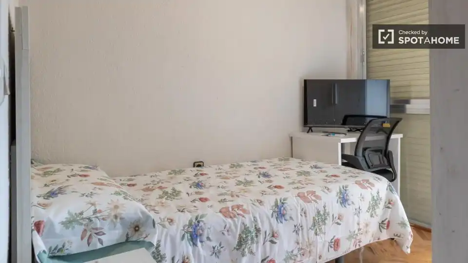 Bedroom of Flat for rent in Madrid  with Air Conditioner, Heating and Furnished