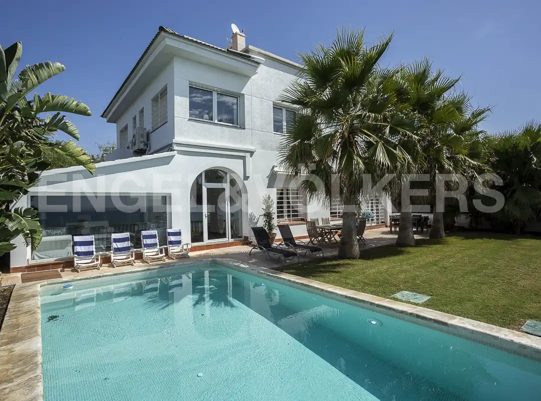 Vista exterior de Casa o xalet en venda en Vilanova i la Geltrú amb Calefacció, Jardí privat i Piscina