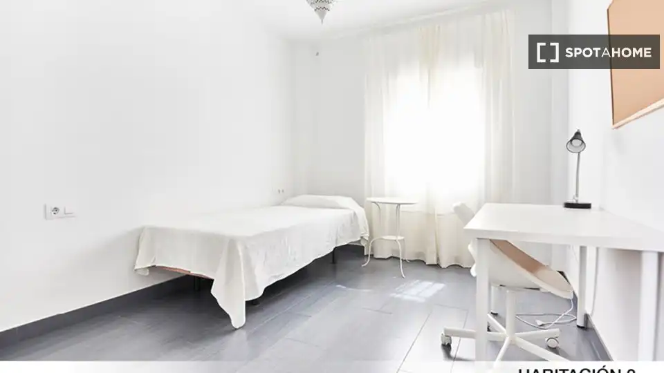 Bedroom of Flat for share in Sevilla  with Air Conditioner, Heating and Terrace