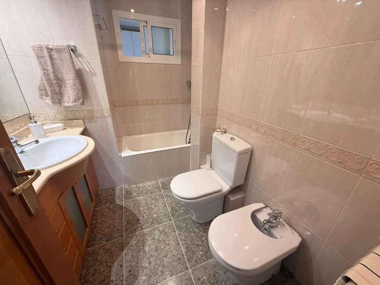 Badezimmer von Wohnung zum Verkauf in Cornellà de Llobregat mit Heizung und Balkon