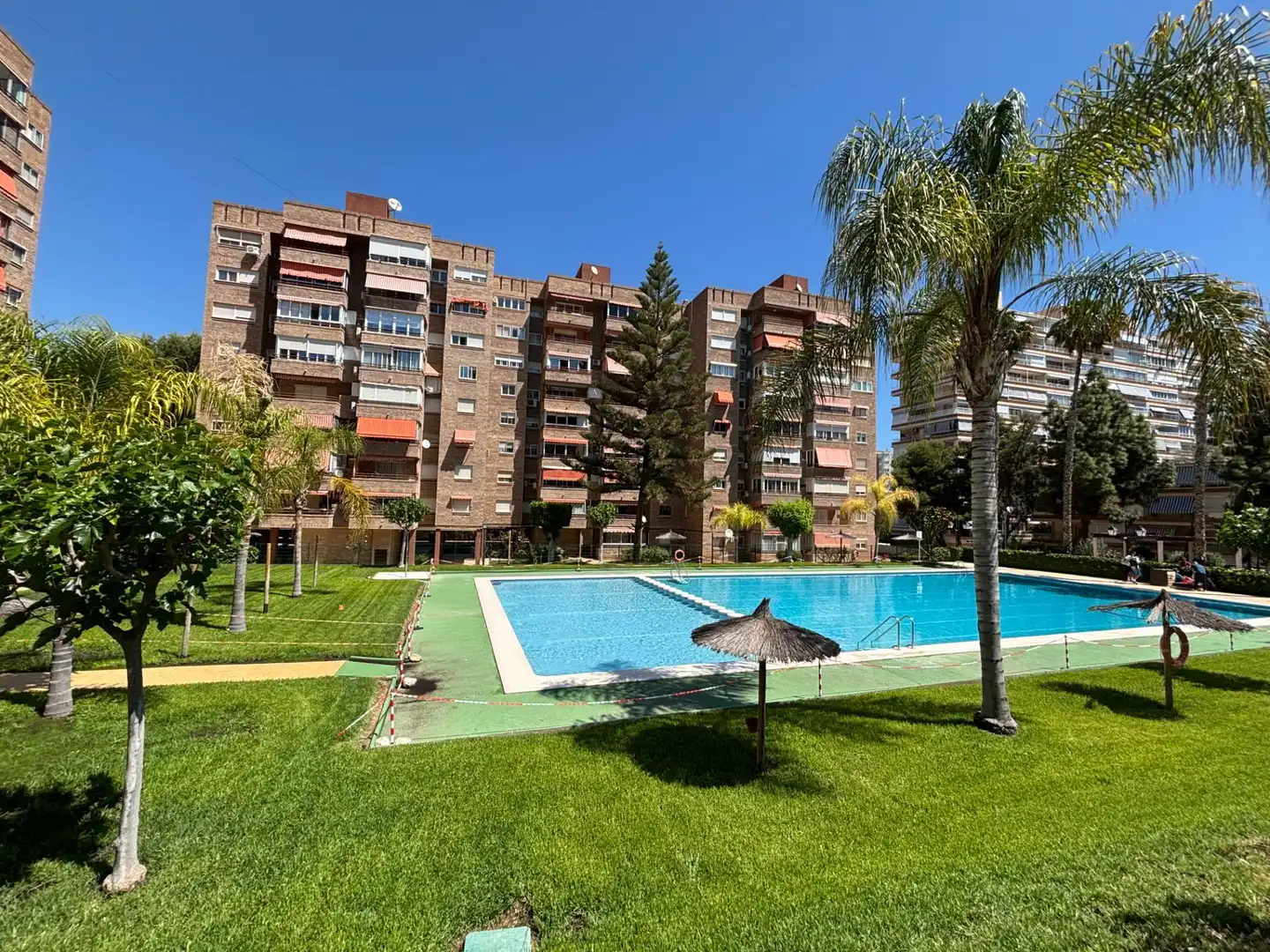Außenansicht von Wohnung zum Verkauf in Alicante / Alacant mit Klimaanlage, Heizung und Gemeinschaftspool