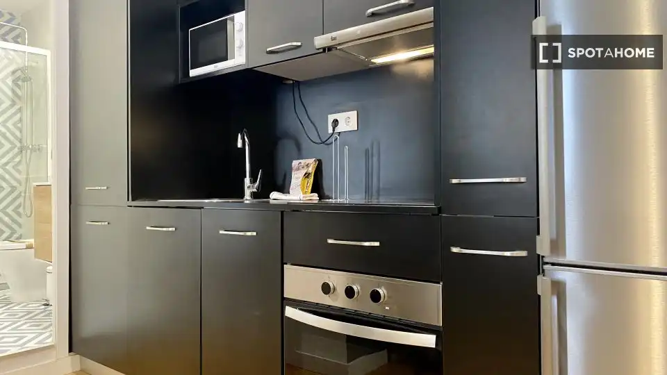 Cuina de Apartament per a compartir en Madrid amb Aire condicionat, Terrassa i Moblat