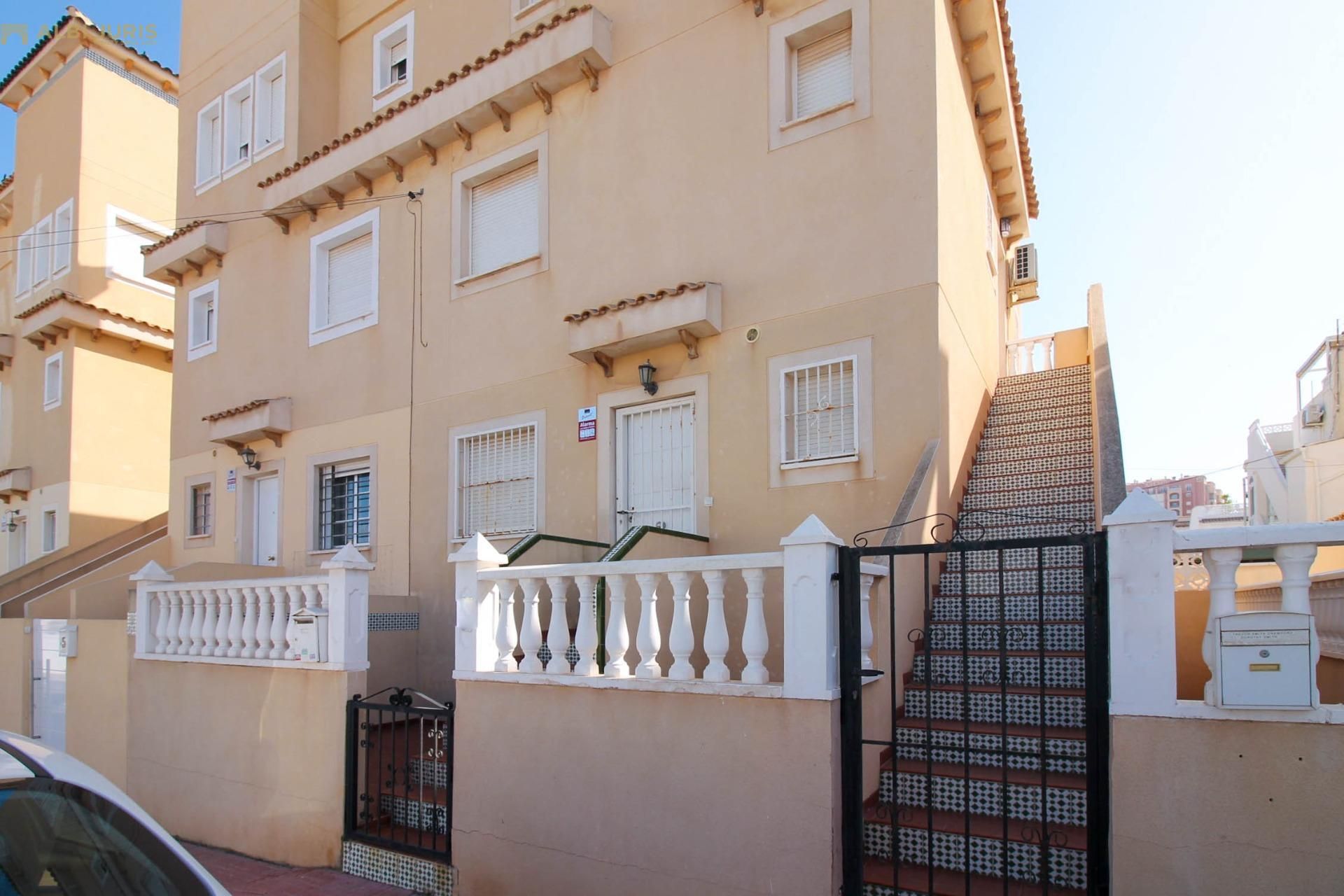 Vista exterior de Casa o xalet en venda en Torrevieja amb Aire condicionat, Terrassa i Alarma