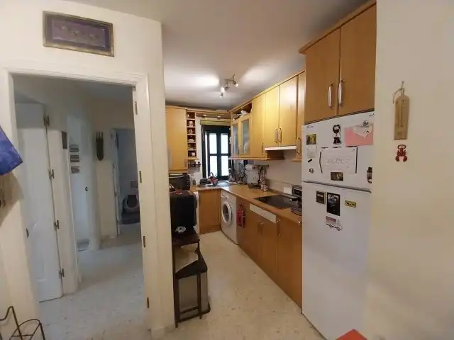 Küche von Wohnung zum Verkauf in Manilva mit Privatgarten, Terrasse und Gemeinschaftspool