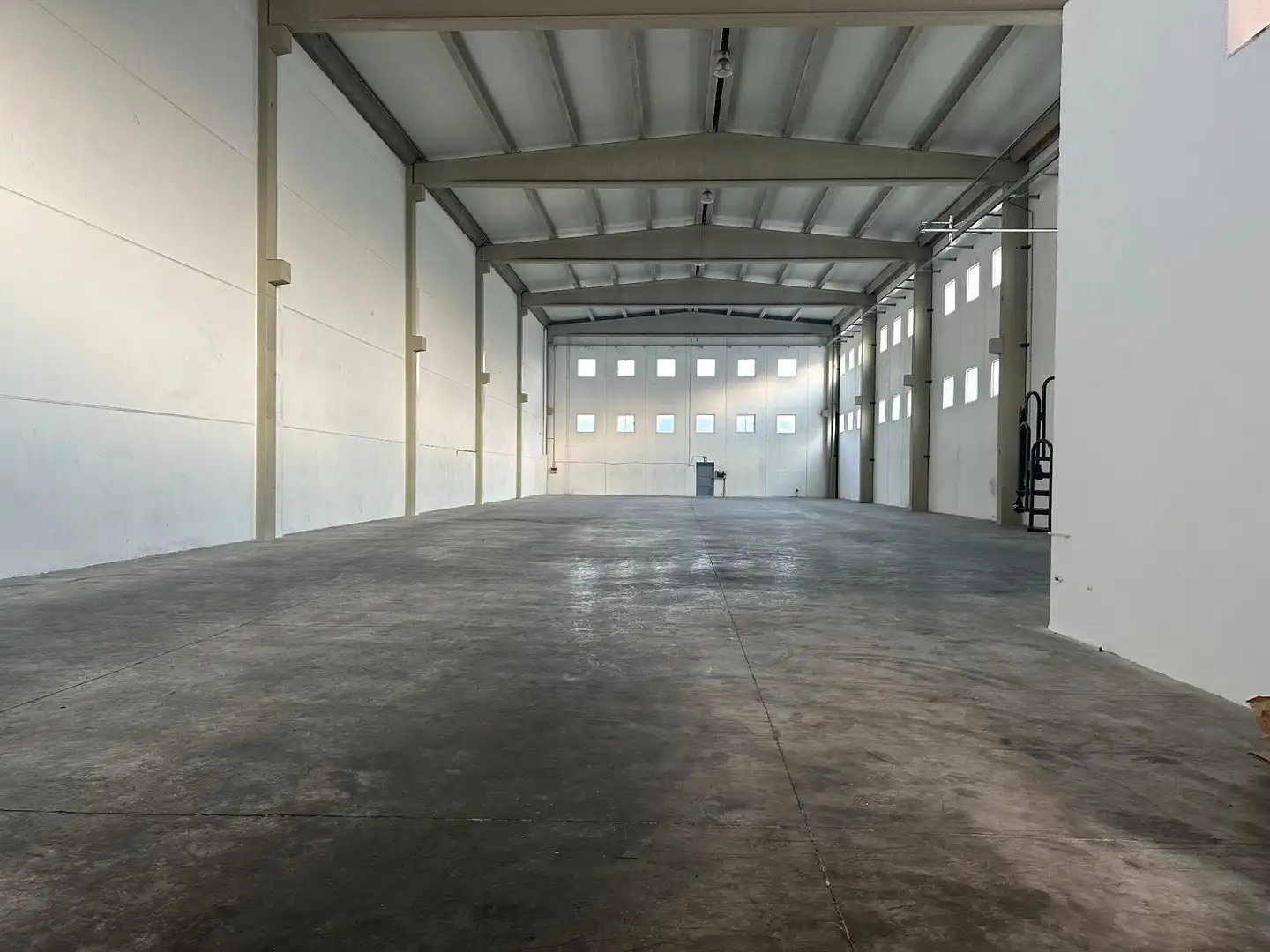 Außenansicht von Fabrikhallen zur Miete in Ontinyent