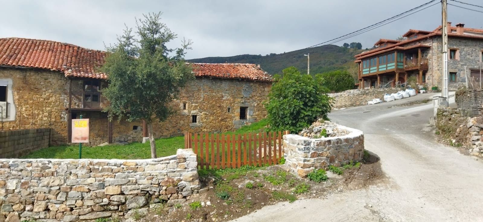 Vista exterior de Casa adosada en venda en Ramales de la Victoria amb Jardí privat i Balcó