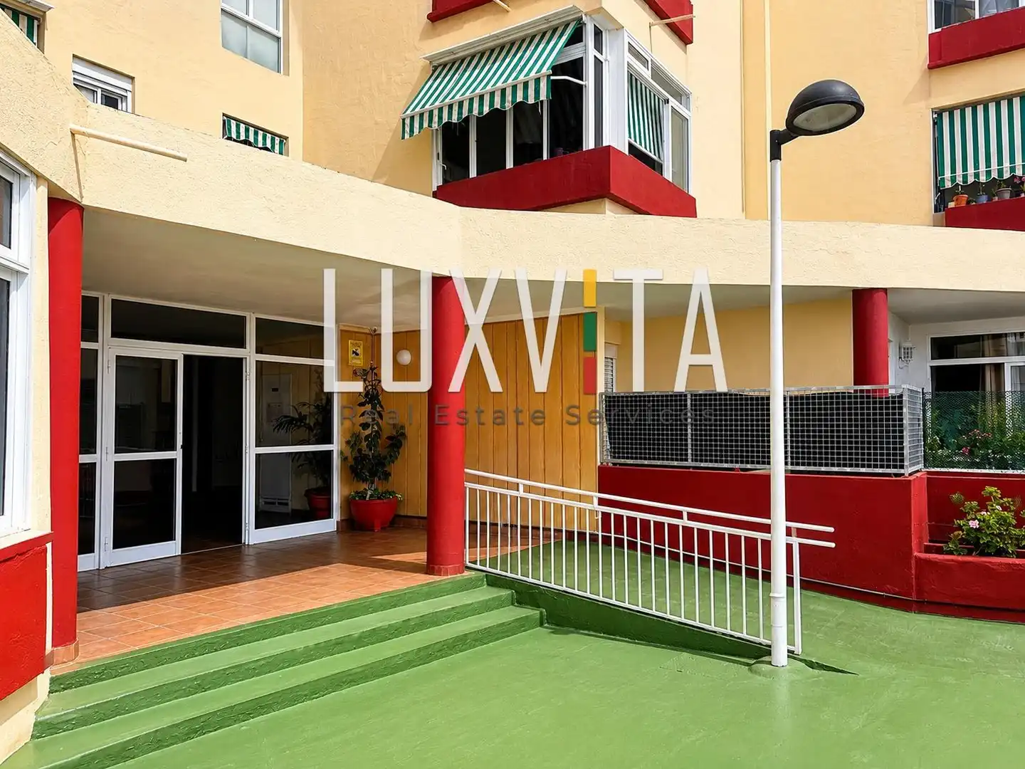 Vista exterior de Apartamento en venta en Adeje con Amueblado y Piscina comunitaria