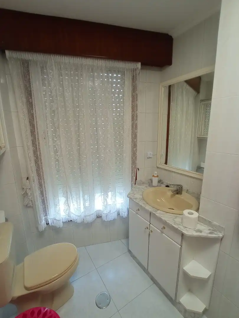Baño de Piso de alquiler en Carballo con Calefacción, Trastero y Amueblado