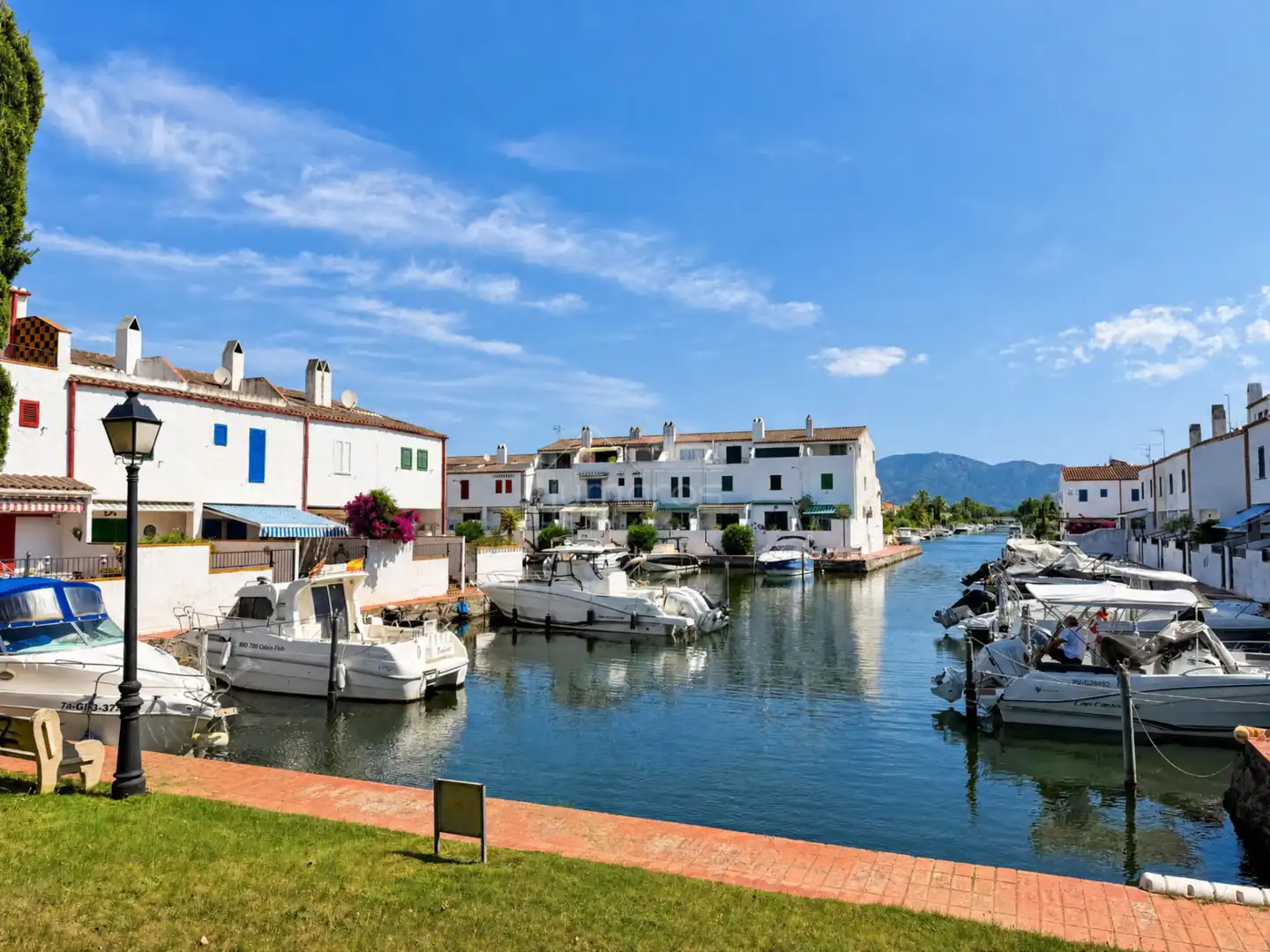 Außenansicht von Wohnung zum Verkauf in Empuriabrava mit Klimaanlage, Heizung und Terrasse