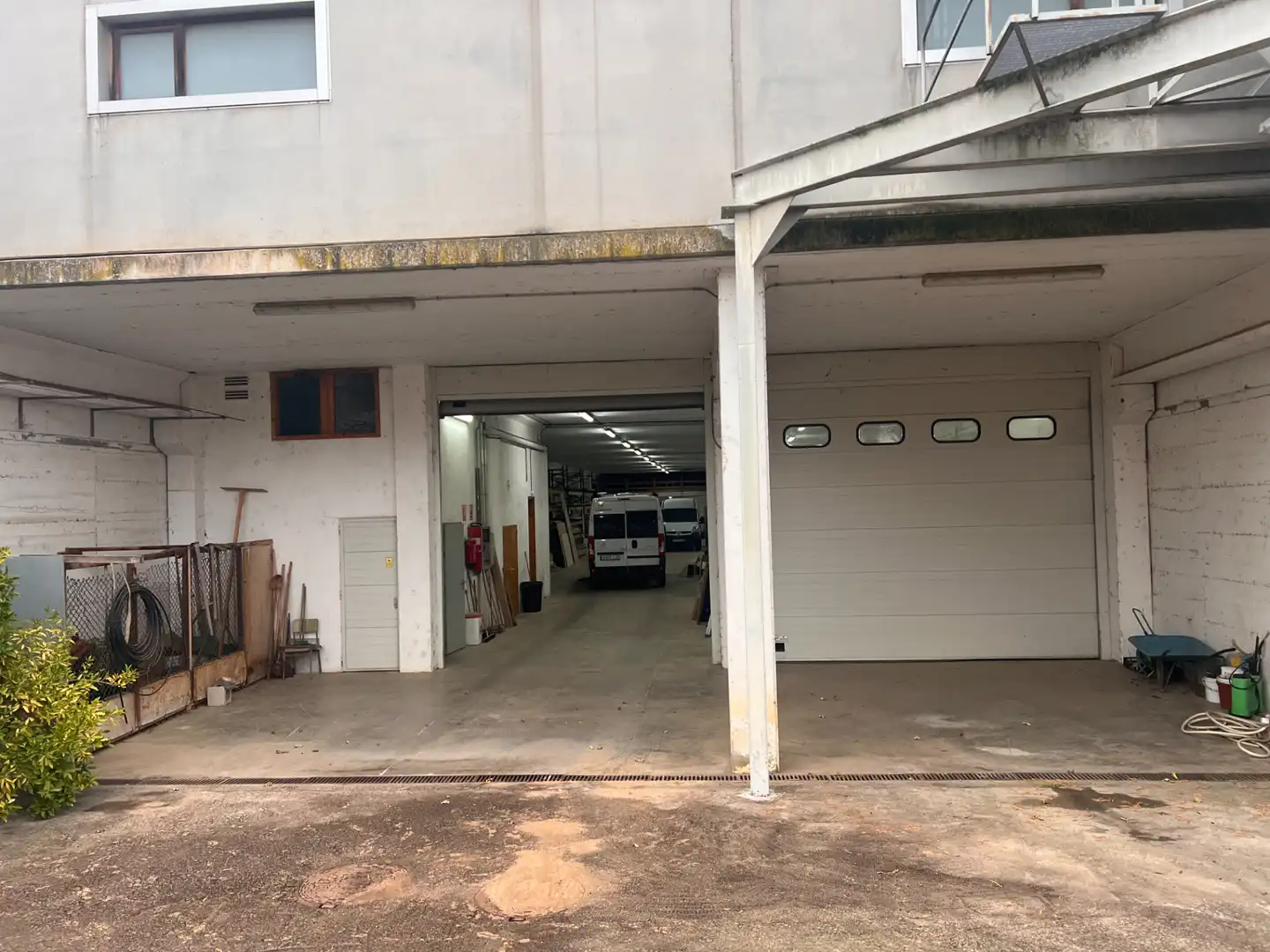 Parkplatz von Fabrikhallen zur Miete in Cassà de la Selva mit Heizung und Alarm