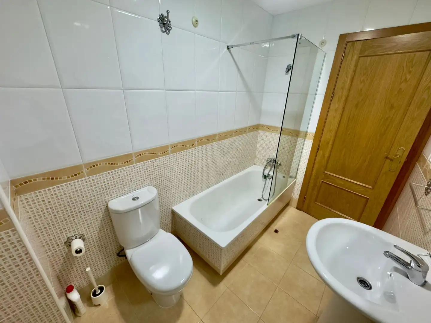 Badezimmer von Wohnung zum Verkauf in Valdepeñas mit Heizung, Parkett und Balkon
