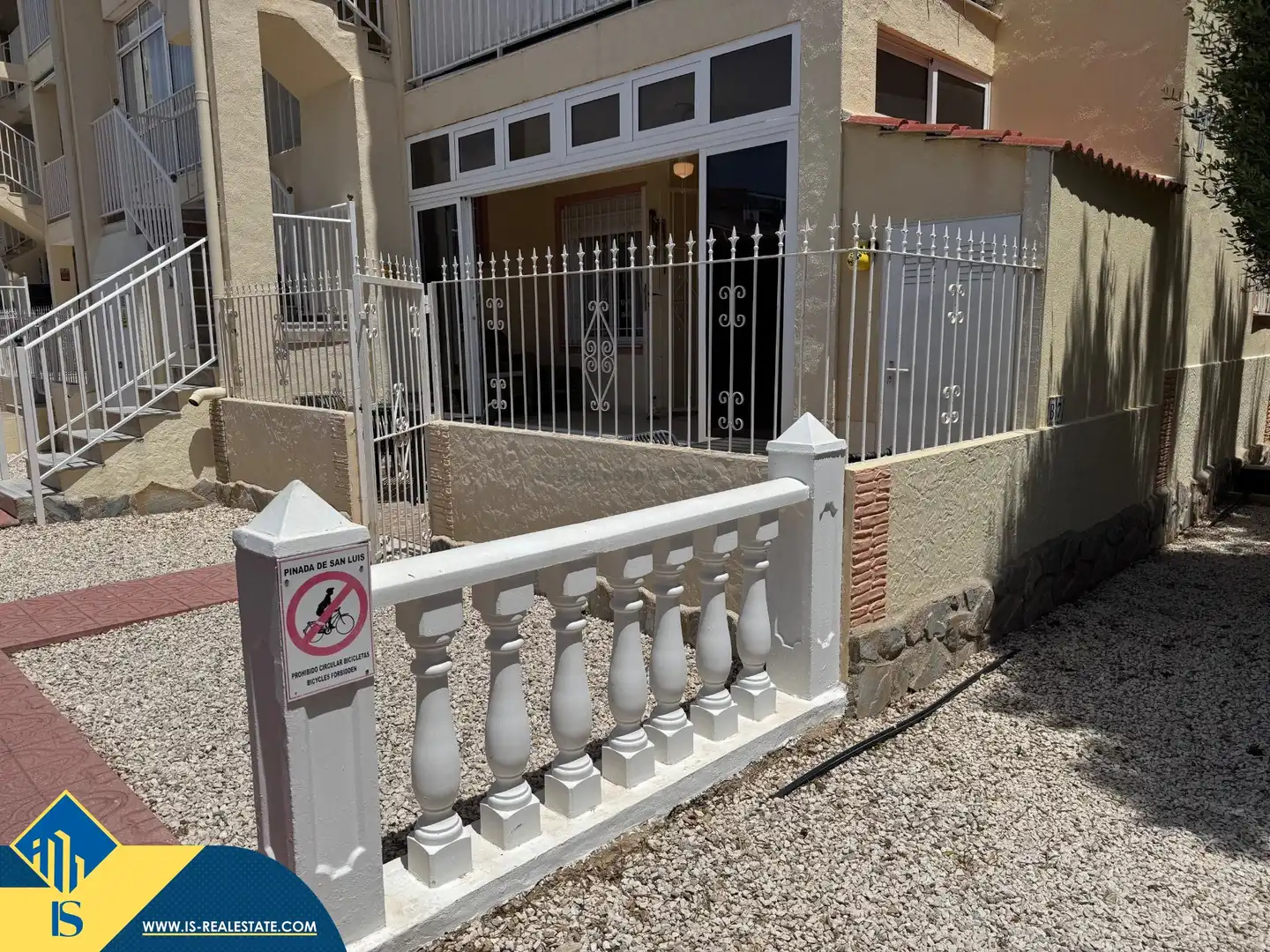 Vista exterior de Casa o xalet en venda en Torrevieja amb Aire condicionat, Terrassa i Traster