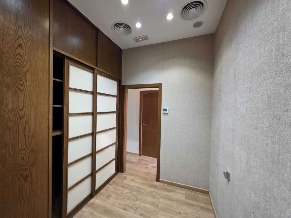 Local comercial de lloguer a Av. de Ansaldo, imagen 9