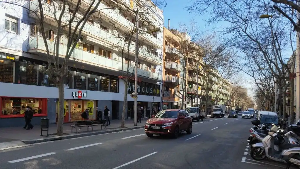 Vista exterior de Edifici en venda en Barcelona
