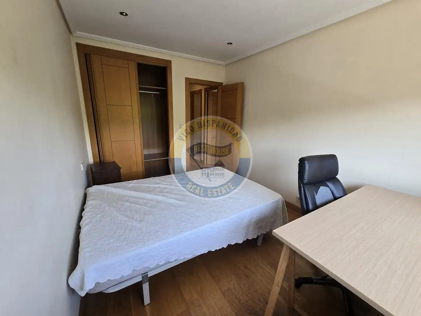 Schlafzimmer von Wohnung zur Miete in Vigo  mit Heizung, Parkett und Möbliert