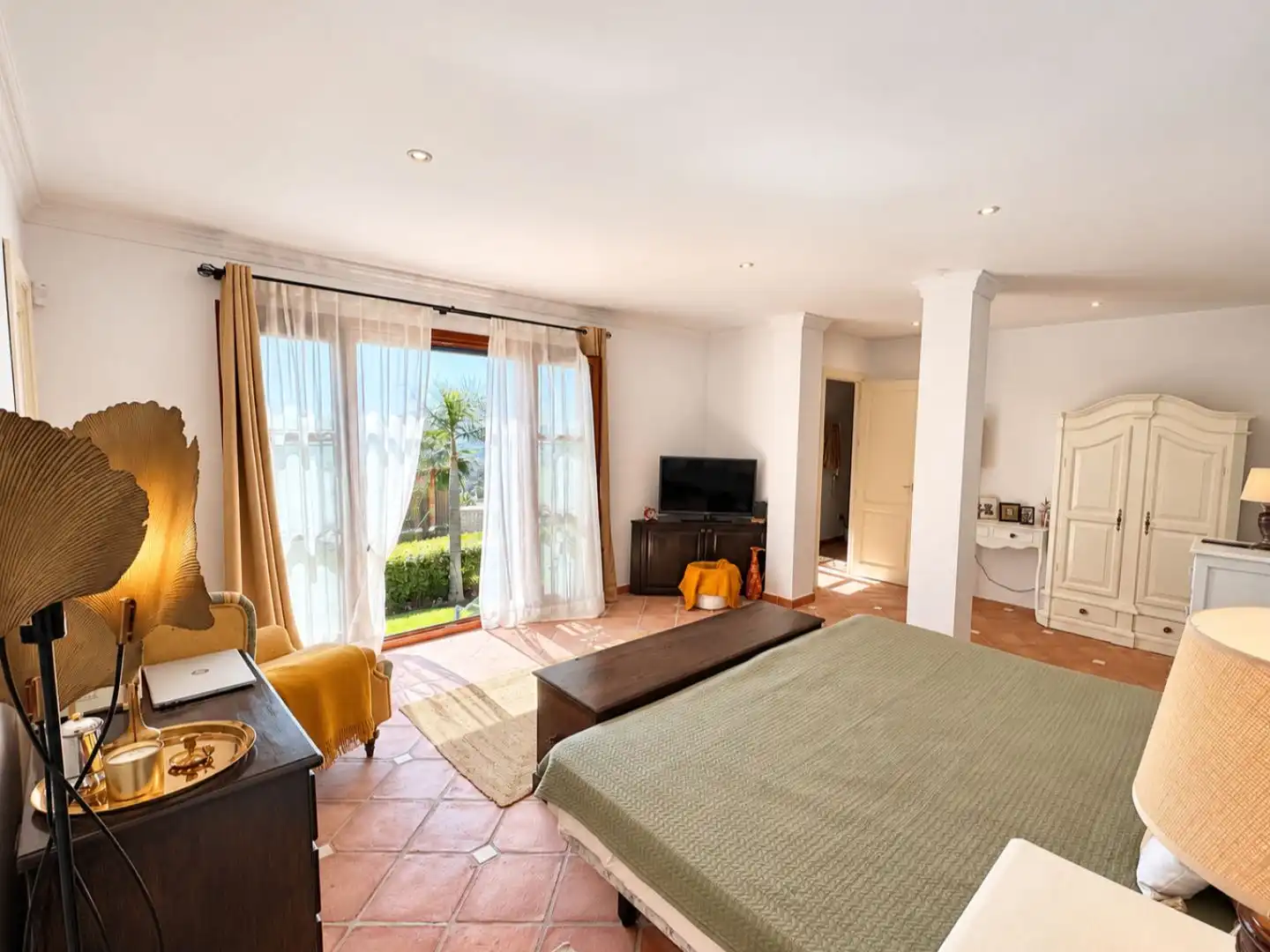 Bedroom of Houses for sale in Benahavís  with Air Conditioner, Swimming Pool and Balcony