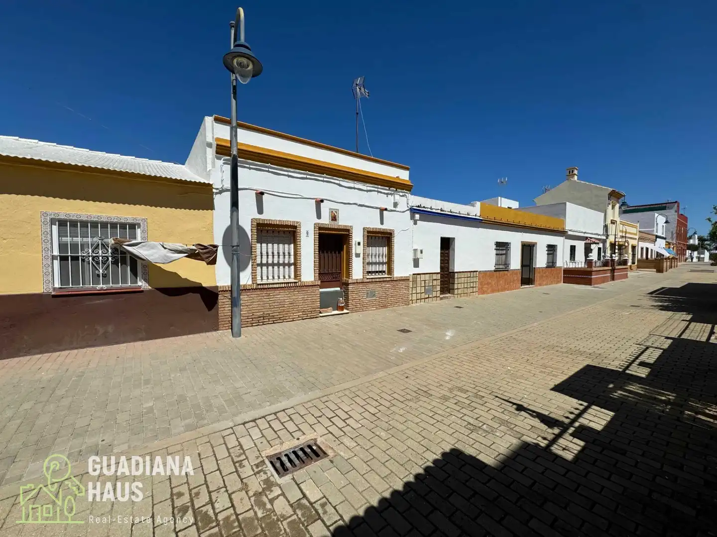 Vista exterior de Casa adosada en venda en Ayamonte amb Terrassa
