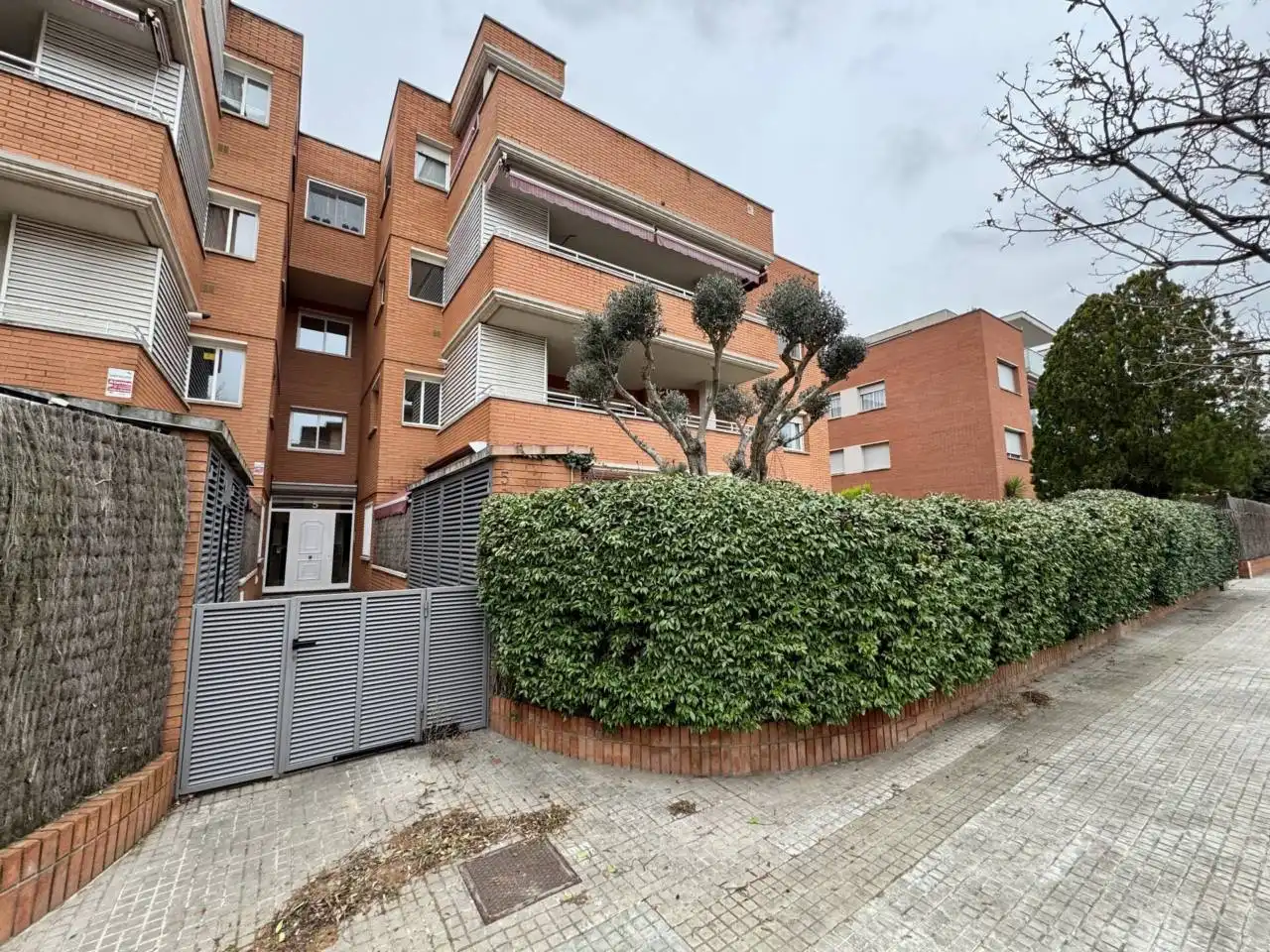 Vista exterior de Pis en venda en Cerdanyola del Vallès amb Parquet, Terrassa i Piscina comunitària