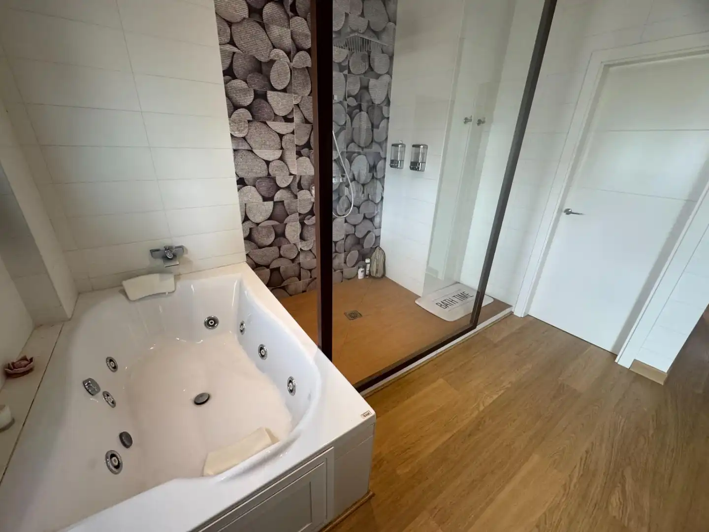 Bany de Casa o xalet en venda en Dos Hermanas amb Aire condicionat, Jardí privat i Terrassa