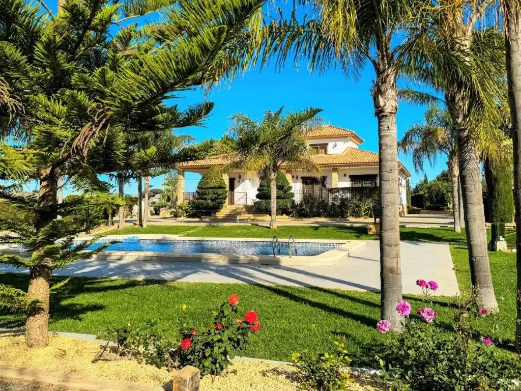 Jardí de Casa o xalet en venda en Orihuela amb Aire condicionat, Jardí privat i Traster