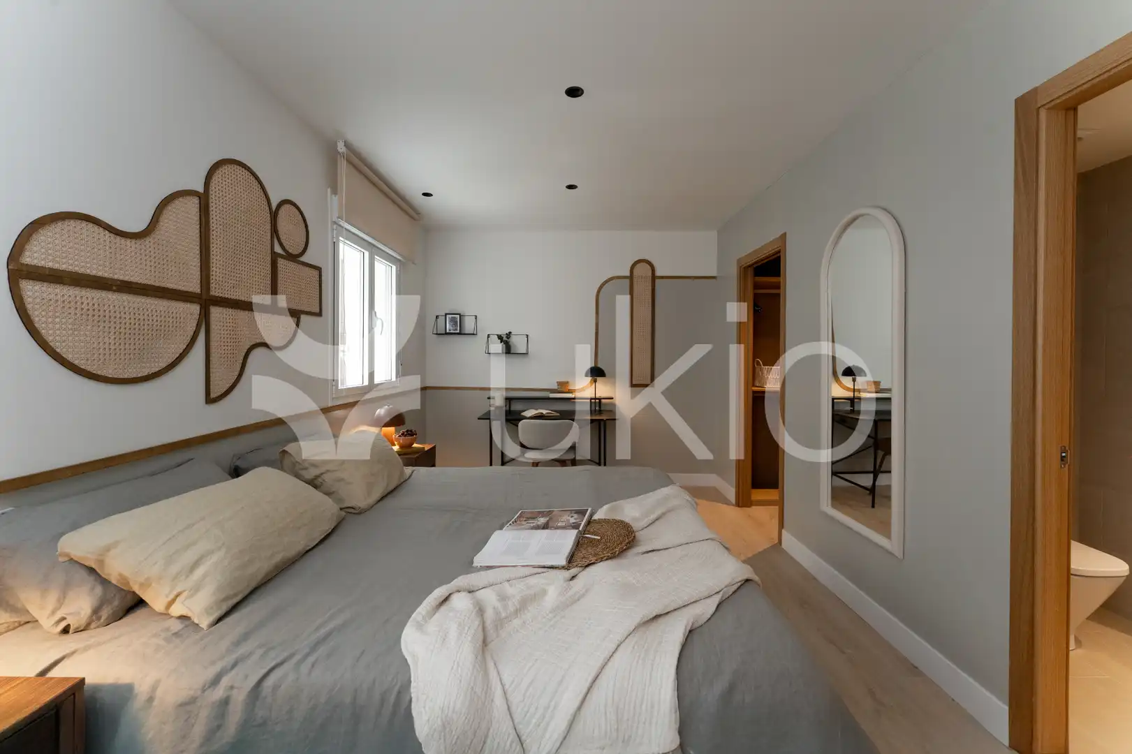 Dormitori de Apartament de lloguer en Madrid amb Aire condicionat, Calefacció i Moblat