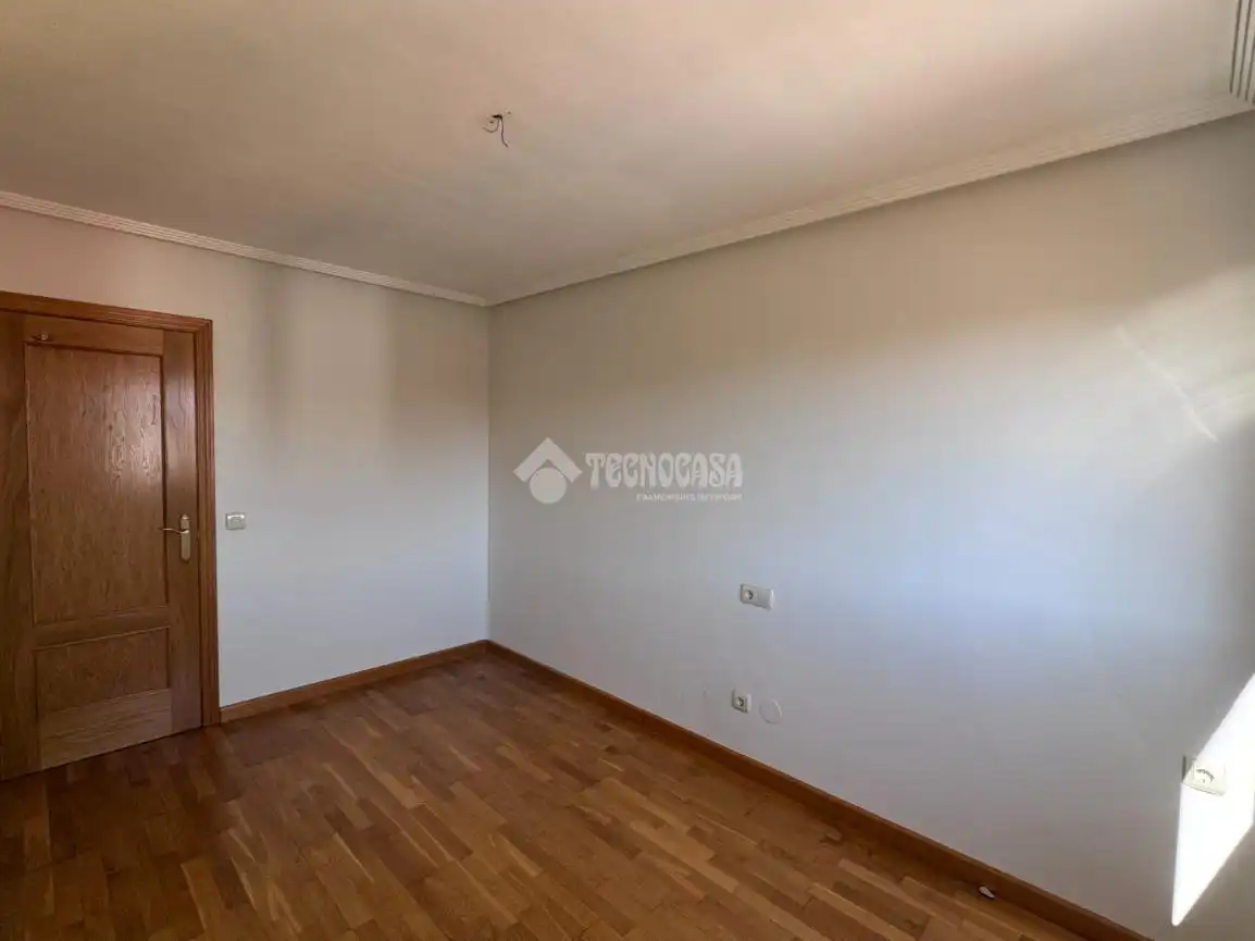 Habitación de Piso en venta en León Capital  con Calefacción, Parquet y Terraza