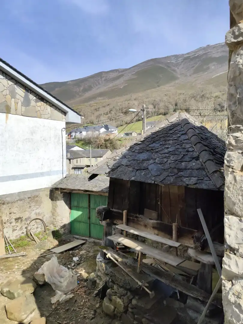 Vista exterior de Edificio en venta en Degaña