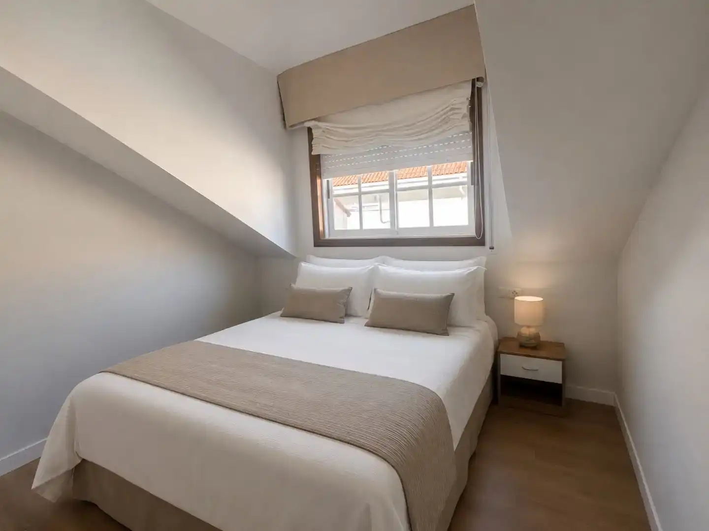 Schlafzimmer von Dachboden zur Miete in Sanxenxo mit Möbliert