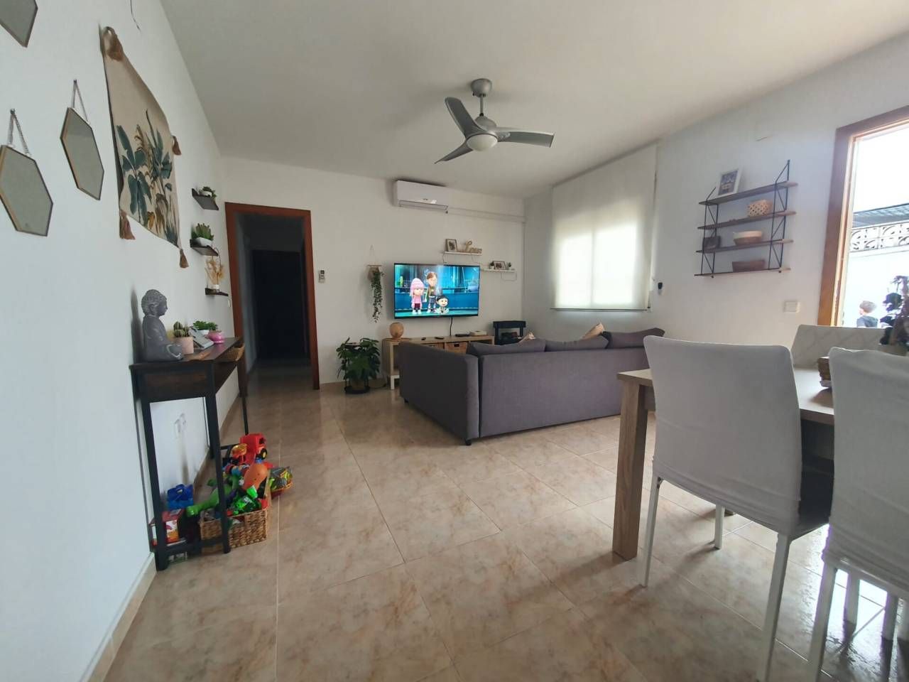 Sala d'estar de Finca rústica en venda en Vilanova i la Geltrú amb Jardí privat, Terrassa i Piscina