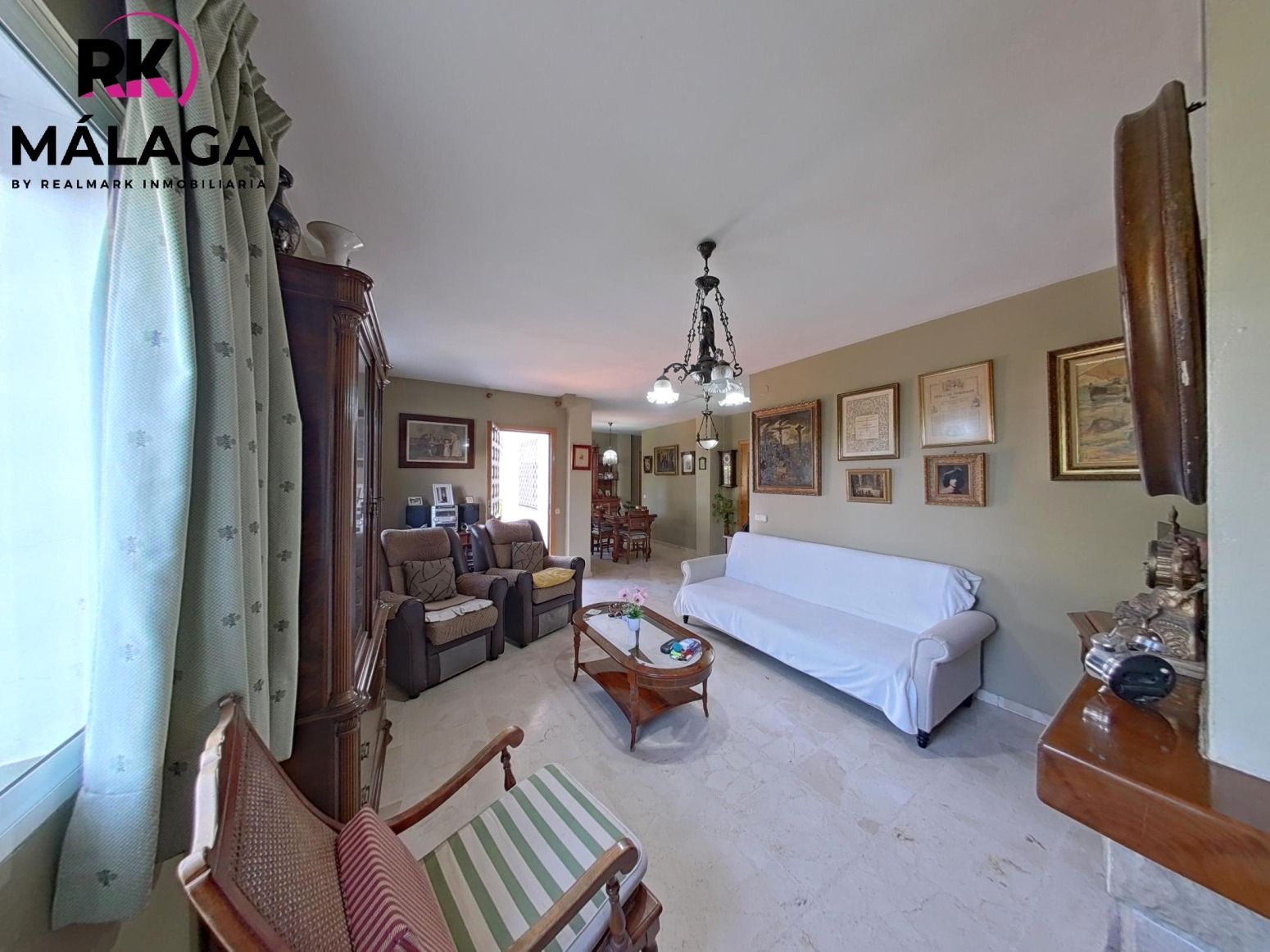 Sala d'estar de Casa o xalet en venda en Málaga Capital amb Aire condicionat, Jardí privat i Parquet