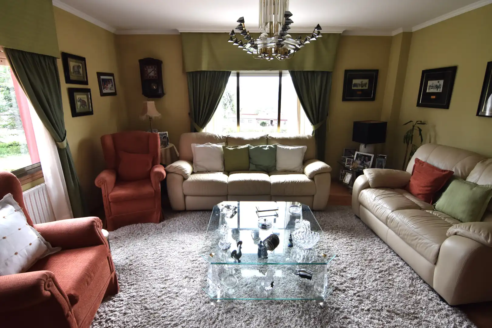Sala de estar de Casa o chalet en venta en Oleiros con Calefacción, Jardín privado y Parquet