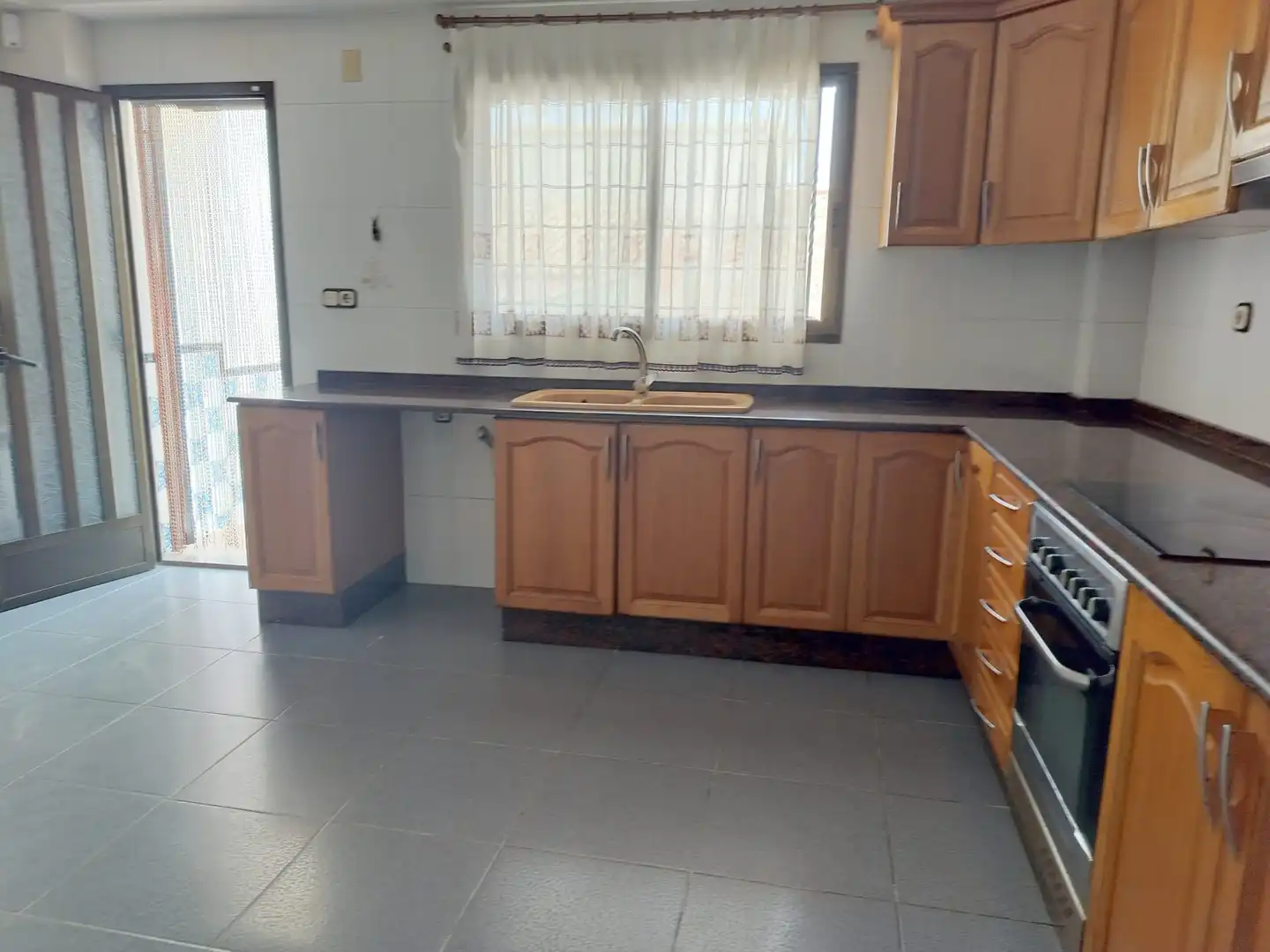 Cuina de Casa o xalet en venda en La Pobla de Vallbona amb Terrassa i Traster
