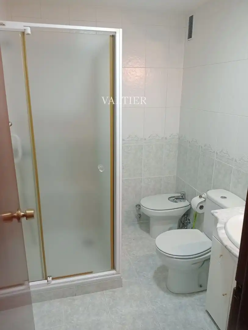 Baño de Piso de alquiler en Madrid con Aire acondicionado, Terraza y Amueblado