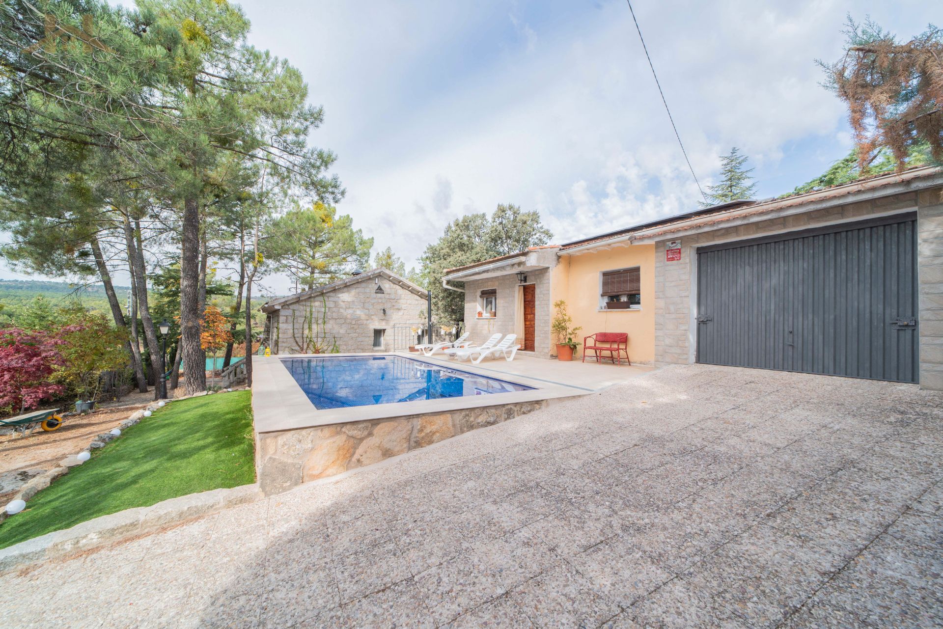 Vista exterior de Casa o xalet en venda en Santa María de la Alameda amb Calefacció, Jardí privat i Terrassa